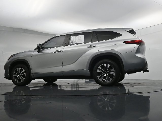 Used 2022 Toyota Highlander XLE AWD/4WD image 36