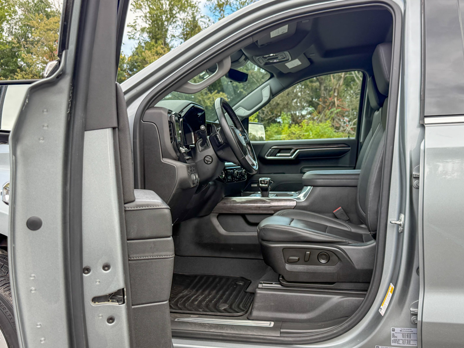 Used 2023 Chevrolet Silverado 1500 LTZ w/ Technology Package AWD/4WD image 16