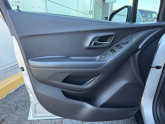 Used 2021 Chevrolet Trax LS FWD image 12