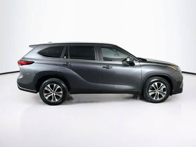 Used 2023 Toyota Highlander XLE FWD image 26