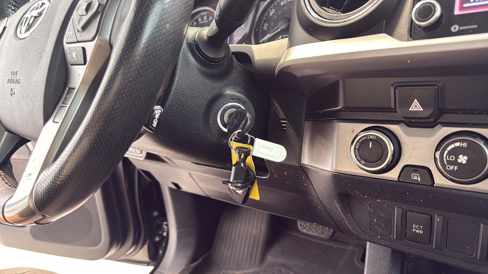 Used 2020 Toyota Tacoma SR5 AWD/4WD image 25