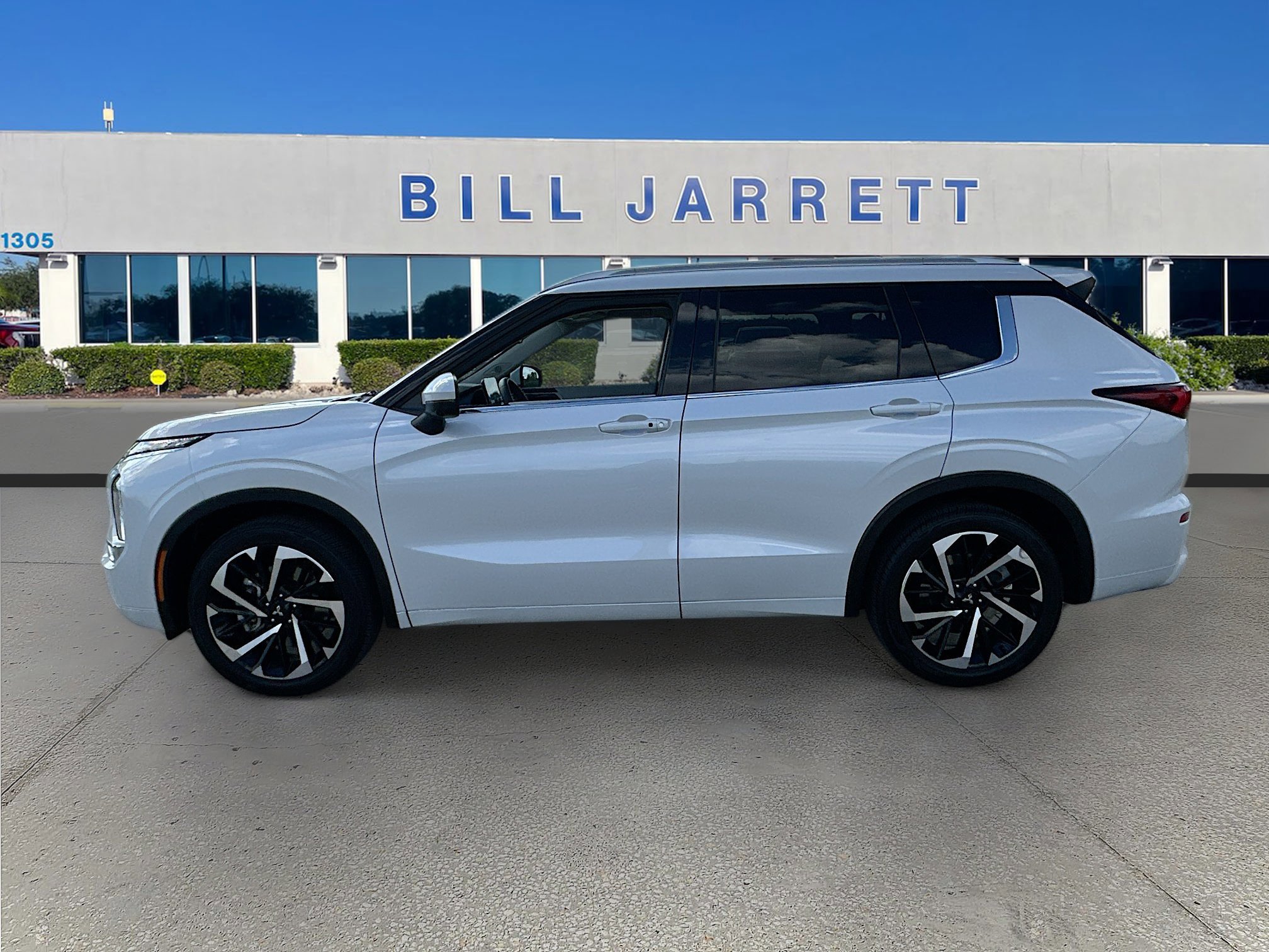 Used 2024 Mitsubishi Outlander SEL Black Edition image 2