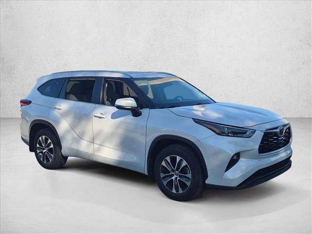 Used 2023 Toyota Highlander FWD image 3