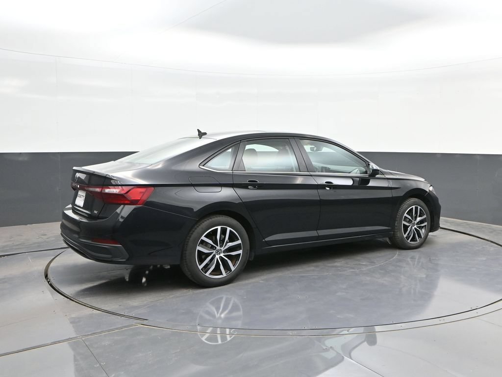 Used 2025 Volkswagen Jetta SE FWD image 14