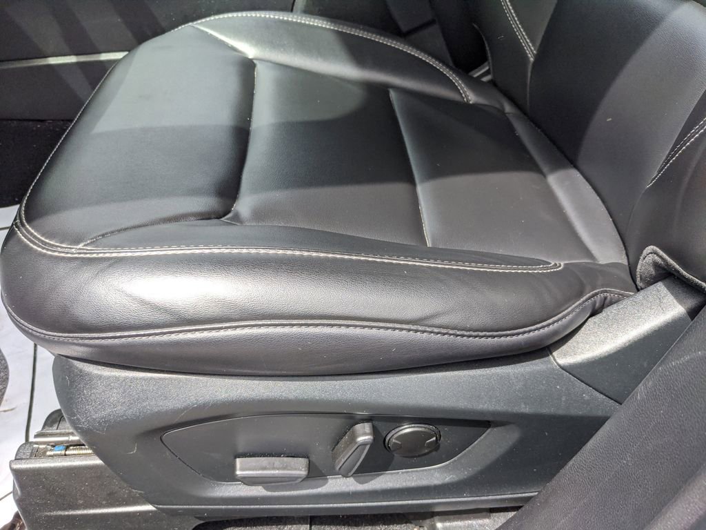 Certified 2022 Ford Explorer XLT w/ Equipment Group 202A image 19