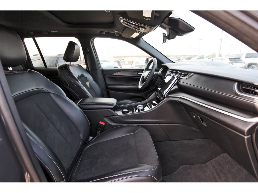 Used 2025 Jeep Grand Cherokee Altitude RWD image 27