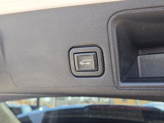 Used 2023 GMC Terrain SLT image 16