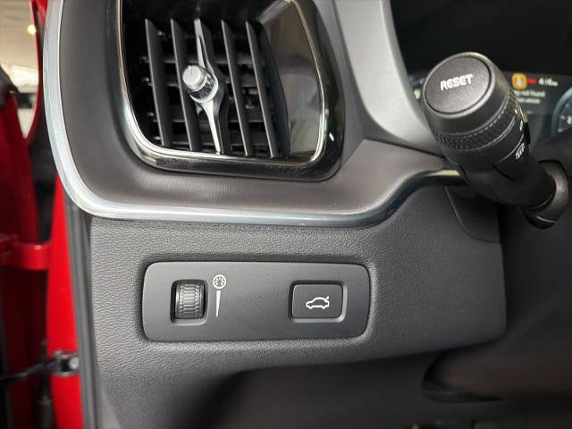 Used 2021 Volvo XC60 T5 Momentum w/ Premium Package image 23