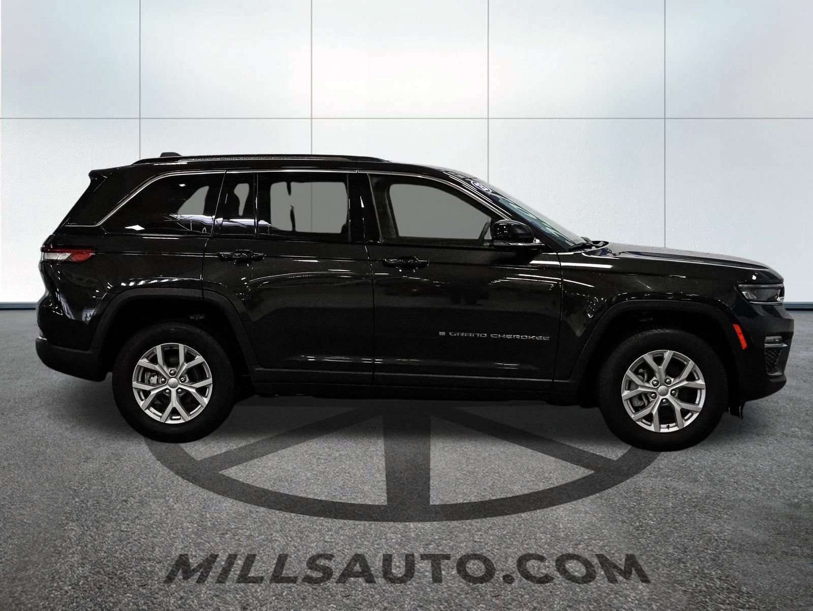 Used 2023 Jeep Grand Cherokee Limited AWD/4WD image 9