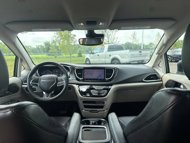 Used 2023 Chrysler Pacifica Touring-L FWD image 18