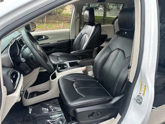 Used 2024 Chrysler Pacifica Touring-L image 30