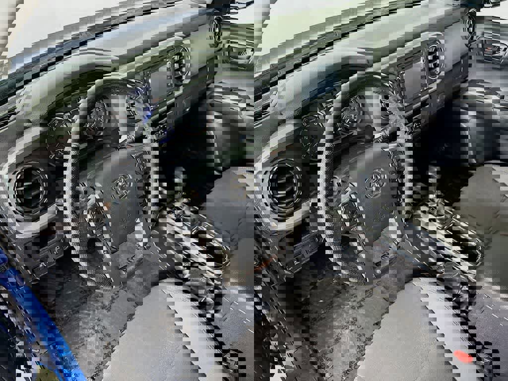 Used 2018 Toyota Tacoma SR5 RWD image 9