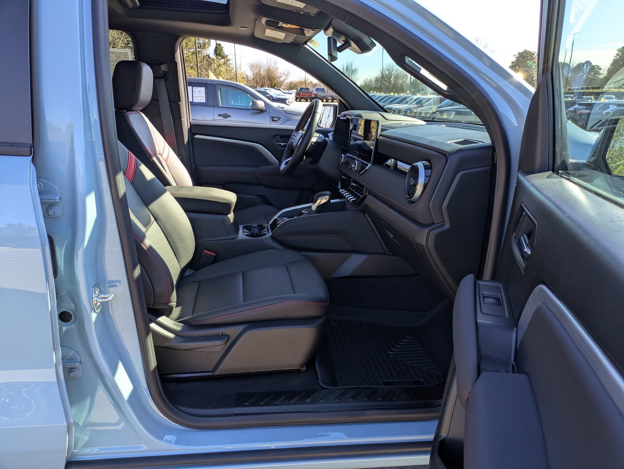 Used 2025 Chevrolet Colorado Z71 w/ Technology Package image 40