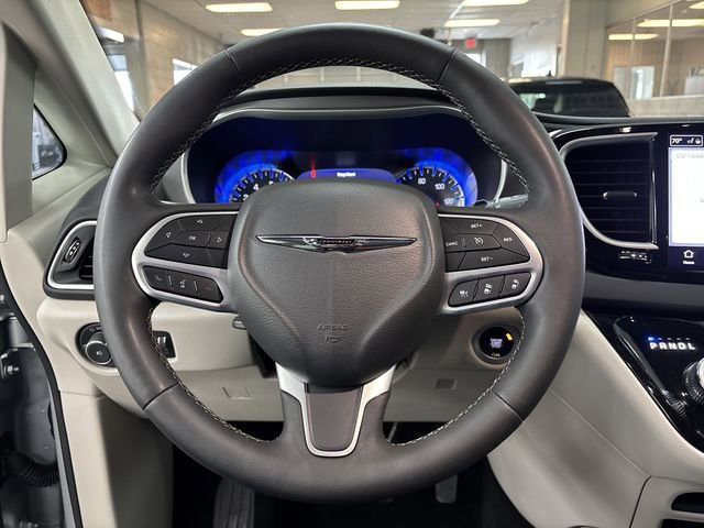 Used 2023 Chrysler Pacifica Touring-L image 6