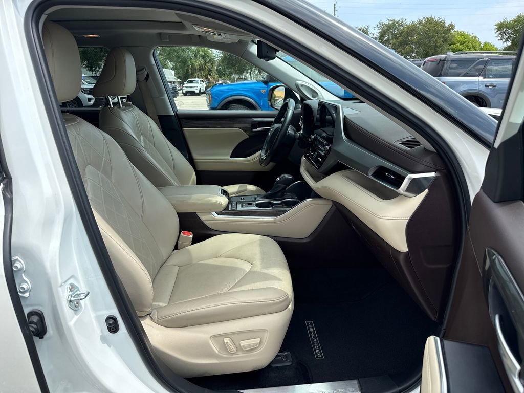 Used 2021 Toyota Highlander Platinum FWD image 28