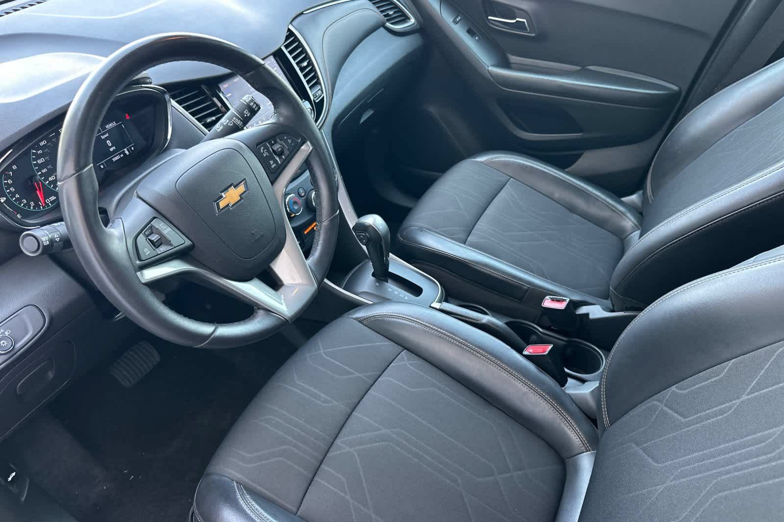 Used 2022 Chevrolet Trax LT w/ LT Convenience Package AWD/4WD image 11