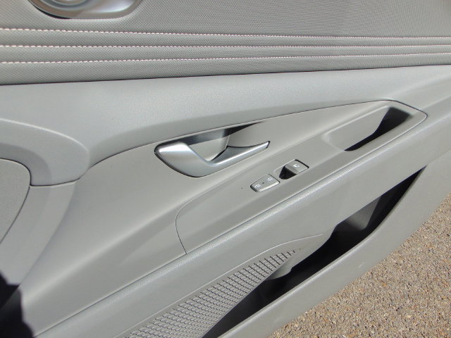Used 2025 Hyundai Elantra SEL FWD image 27