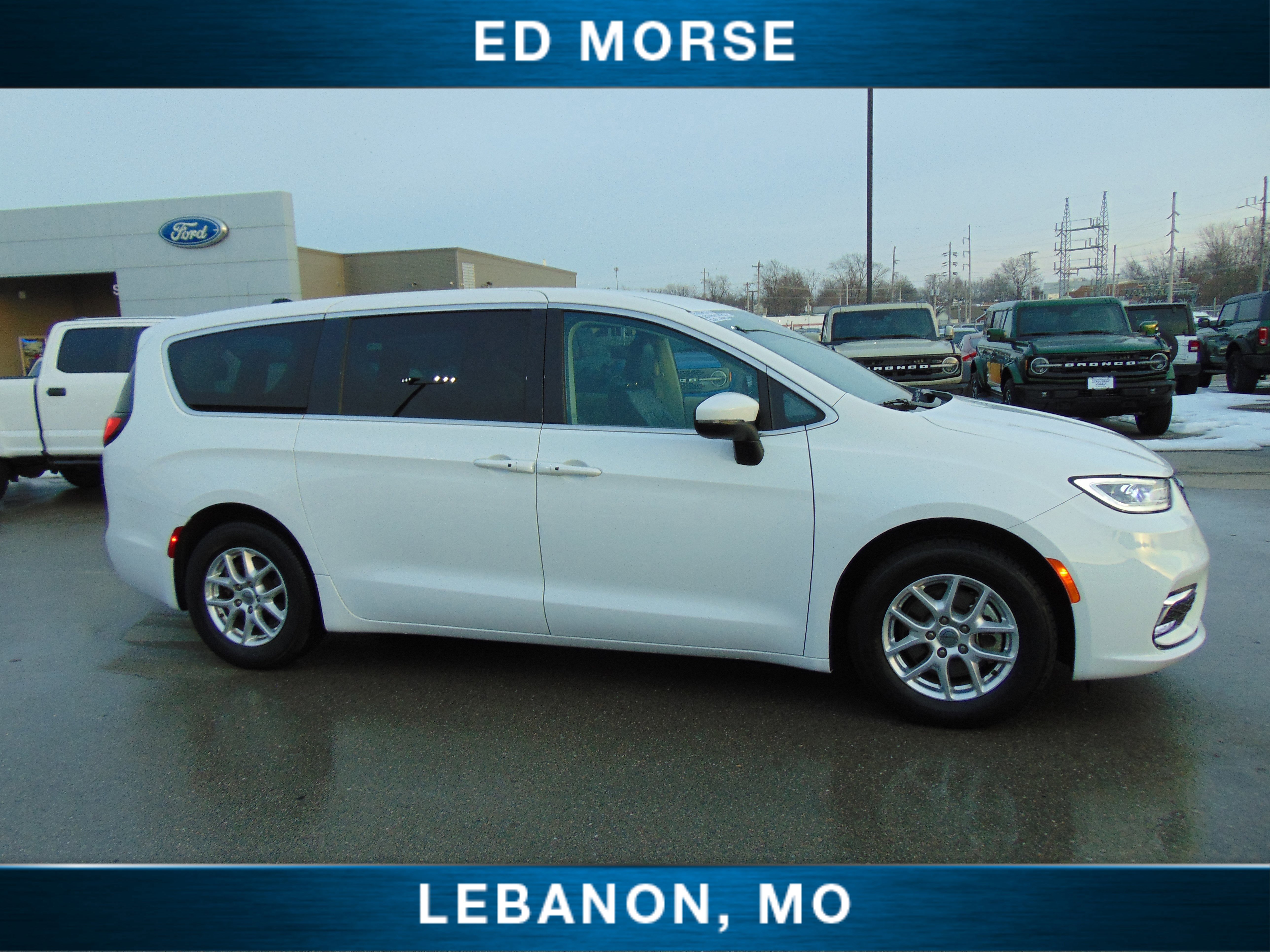 Used 2023 Chrysler Pacifica Touring-L image 7