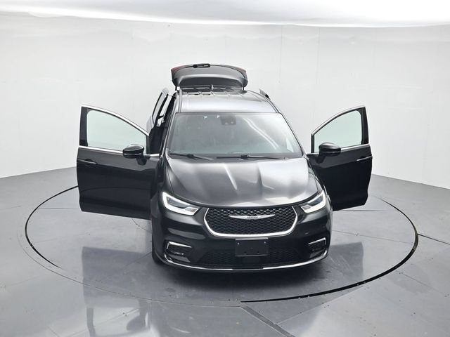 Used 2025 Chrysler Pacifica Select FWD image 45