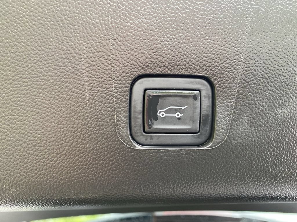 Used 2023 Chevrolet Traverse LT w/ Midnight/Sport Edition AWD/4WD image 16