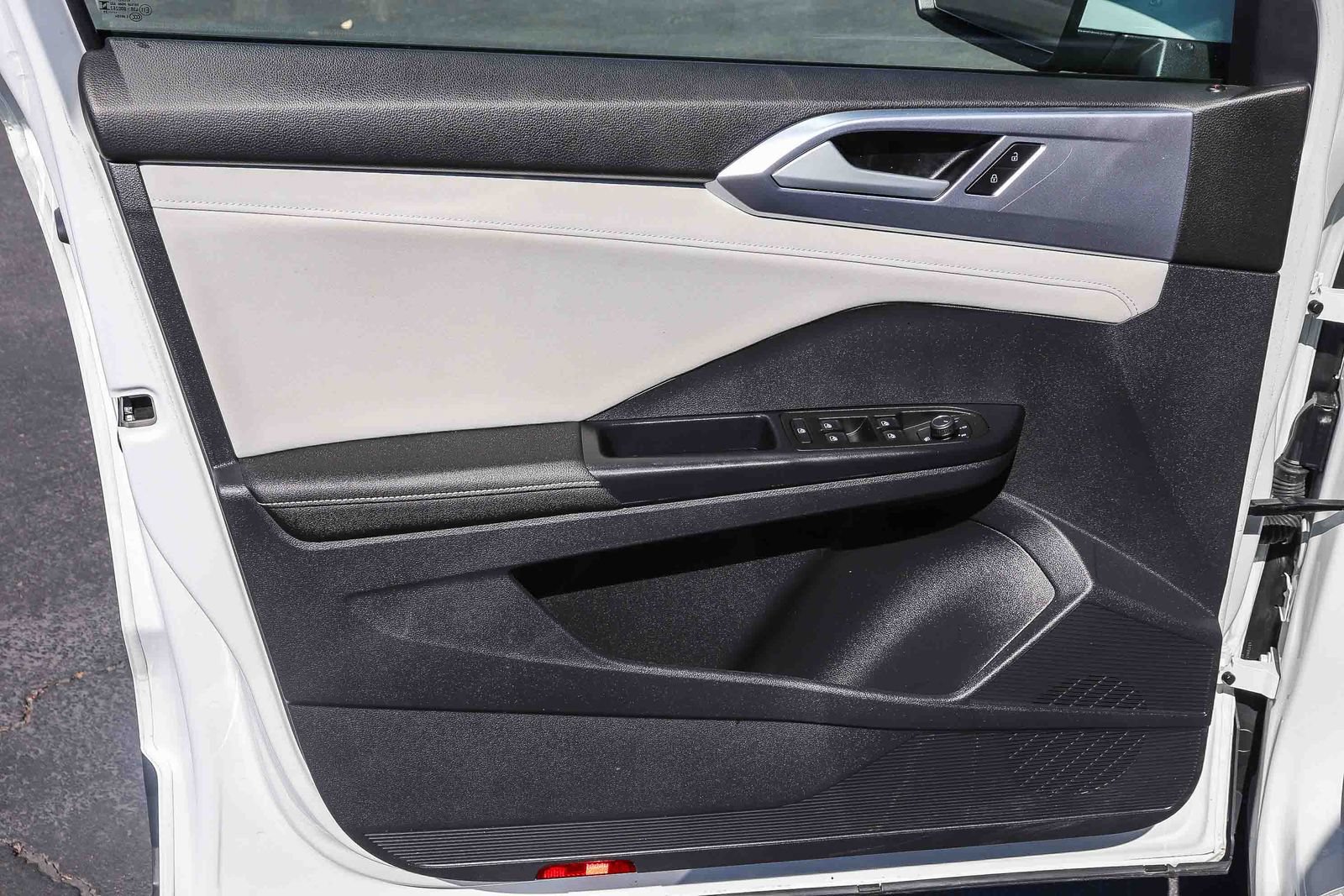 Used 2025 Volkswagen Taos SE w/ Panoramic Sunroof Package FWD image 22