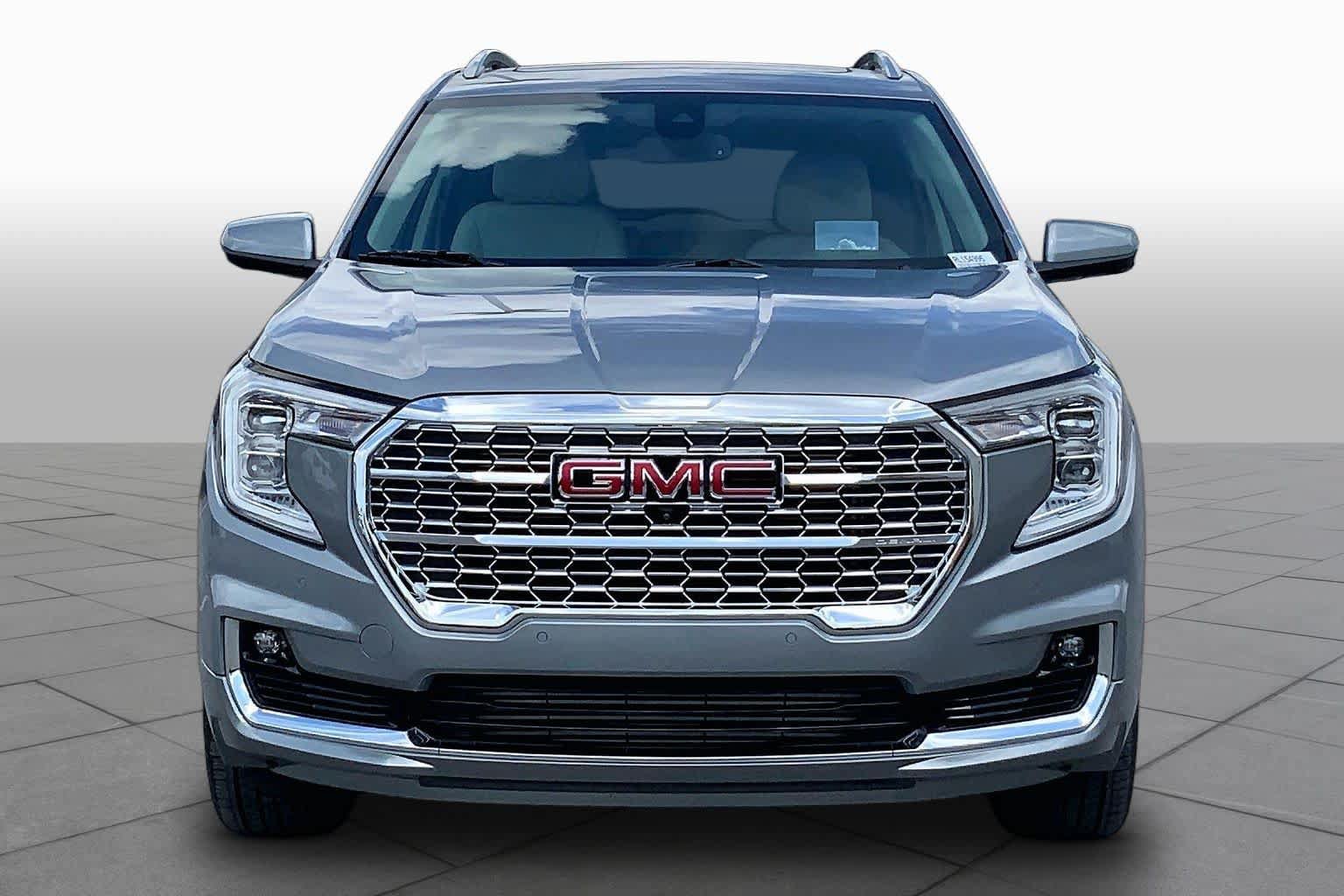 Used 2024 GMC Terrain Denali w/ Denali Premium Package AWD/4WD image 4