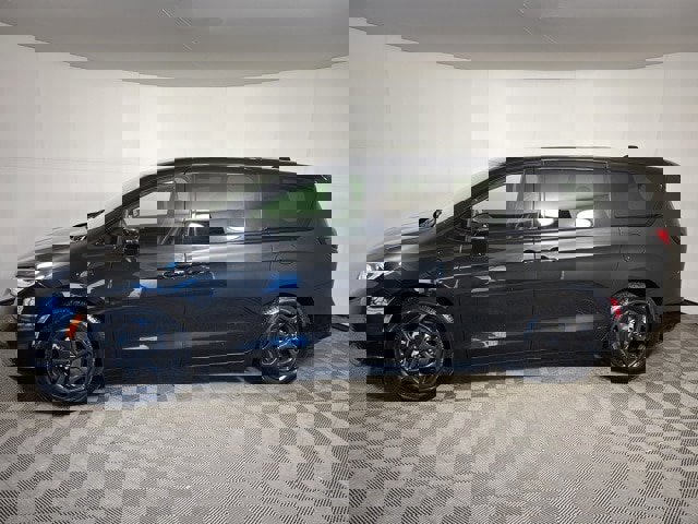 Used 2022 Chrysler Pacifica Limited w/ Uconnect Theater Family Group image 2