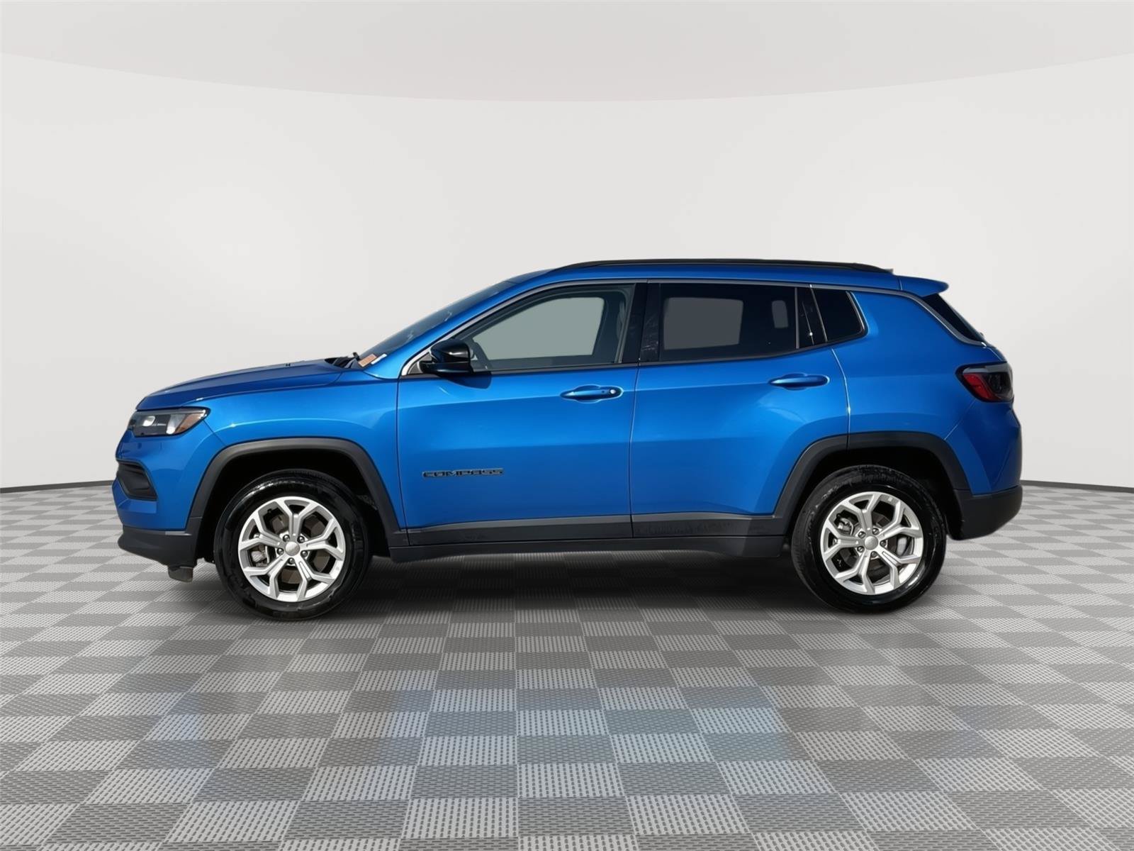 Used 2024 Jeep Compass Latitude AWD/4WD image 2