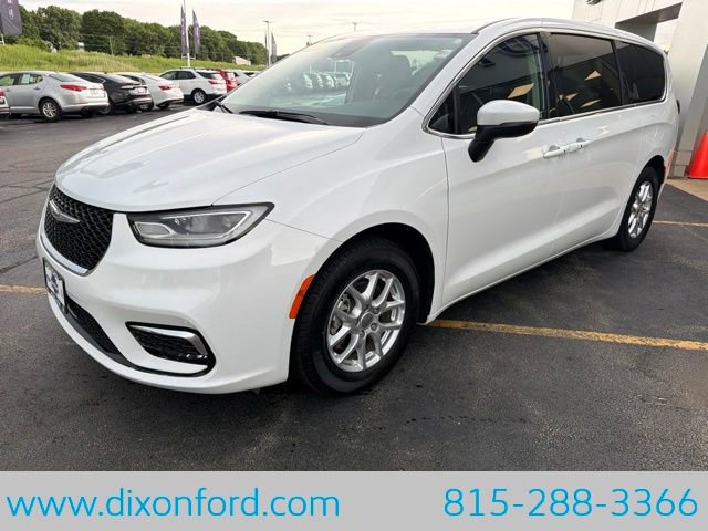 Used 2023 Chrysler Pacifica Touring-L FWD image 3