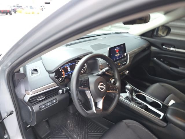 Used 2023 Nissan Altima 2.5 SV image 9