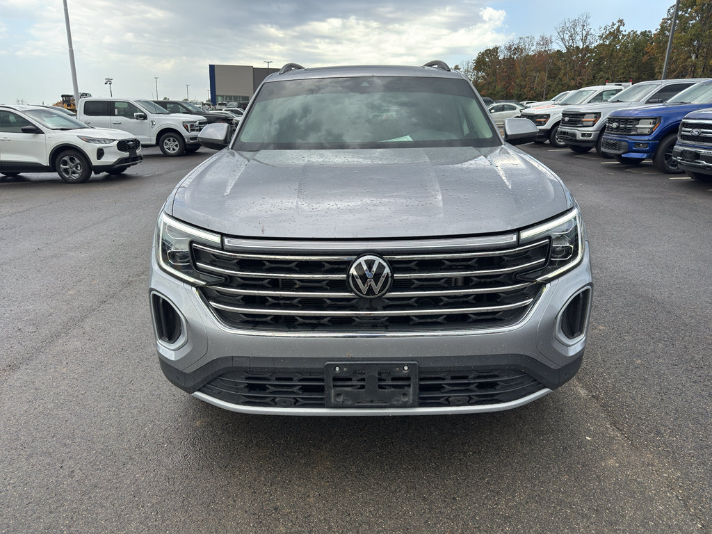 Used 2024 Volkswagen Atlas SE w/ Panoramic Sunroof Package FWD image 2