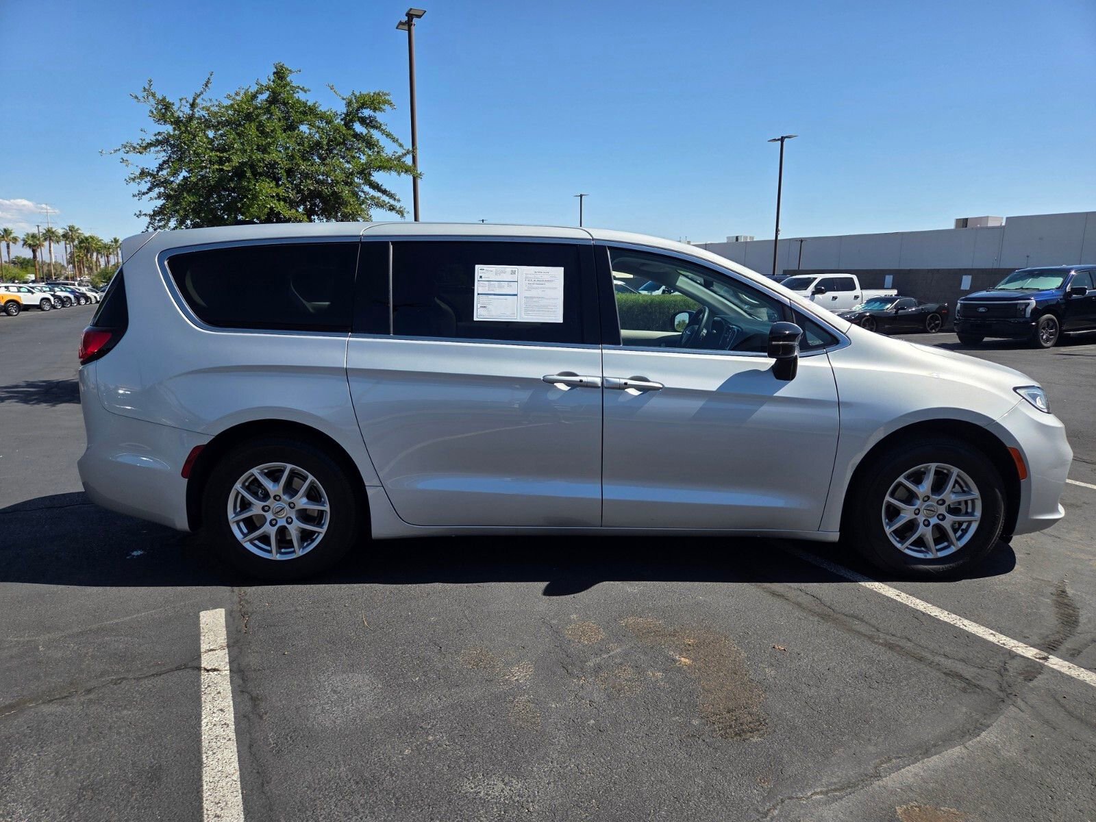 Used 2024 Chrysler Pacifica Touring-L FWD image 7