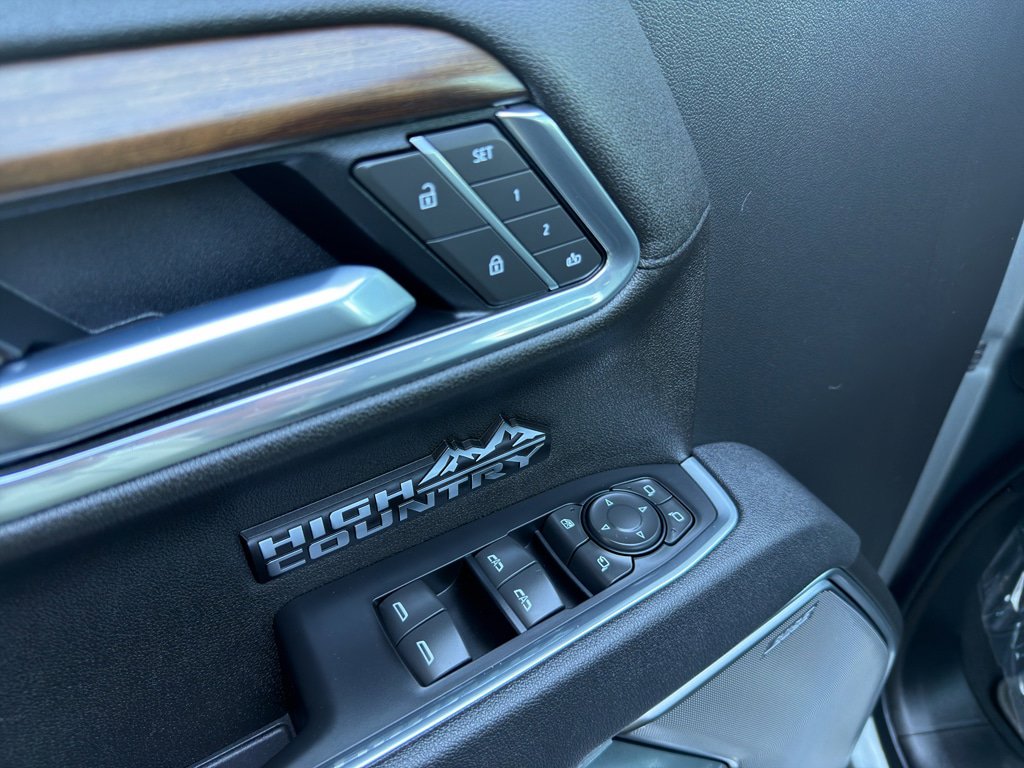 Used 2025 Chevrolet Silverado 1500 High Country w/ Technology Package AWD/4WD image 21