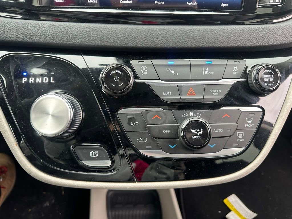 Used 2023 Chrysler Pacifica Touring-L image 7