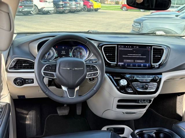 Used 2023 Chrysler Pacifica Touring-L image 17