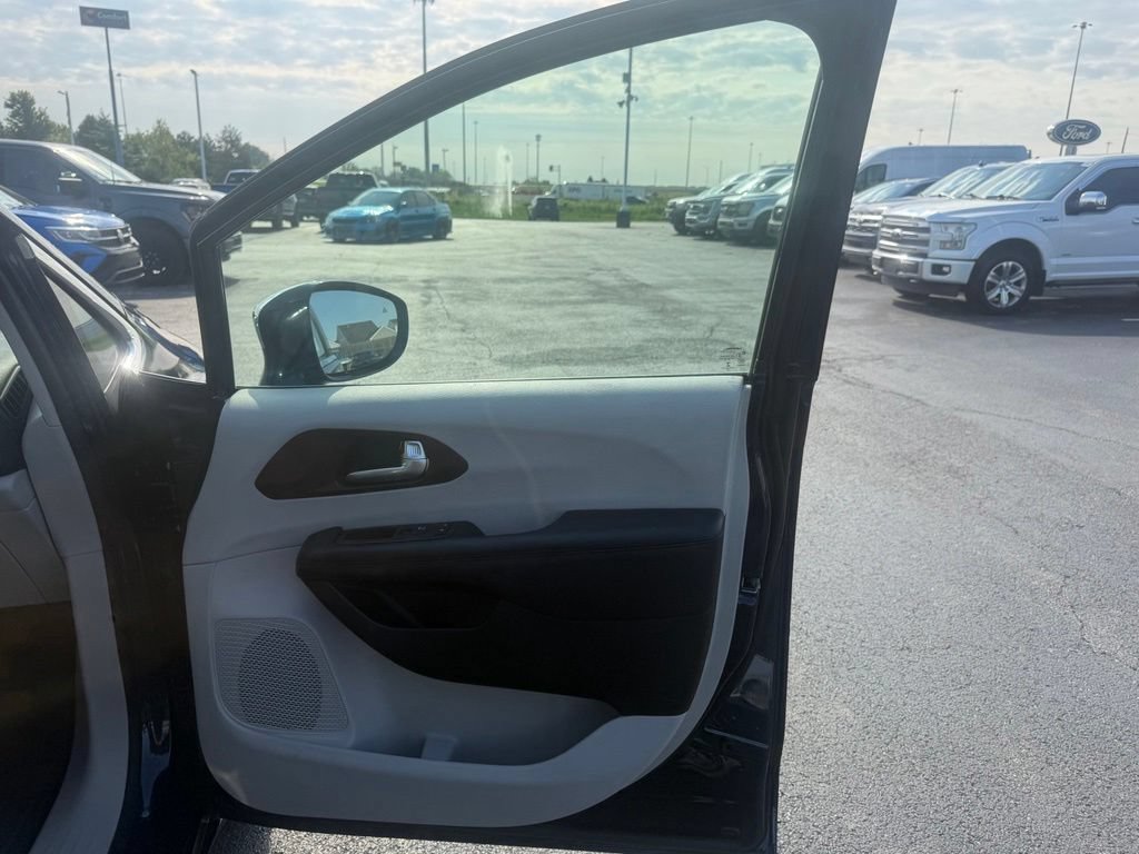 Used 2018 Chrysler Pacifica Limited w/ Advanced Safetytec Group FWD image 68