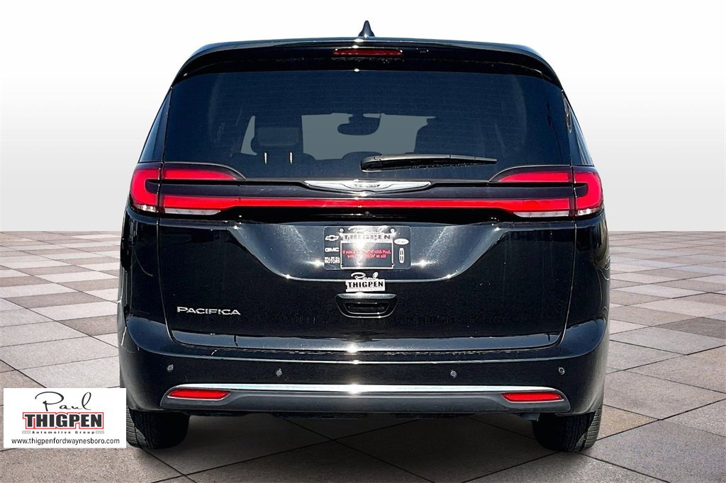 Used 2024 Chrysler Pacifica Touring-L image 4