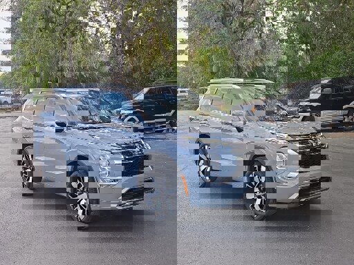 Used 2025 Mitsubishi Outlander SEL FWD image 2