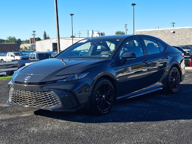 Used 2025 Toyota Camry SE w/ Convenience Package FWD image 3