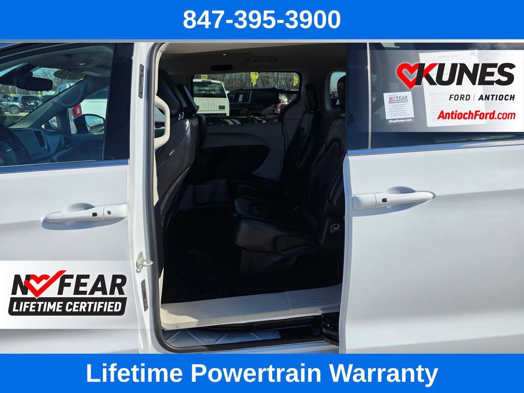 Used 2024 Chrysler Pacifica Touring-L image 18