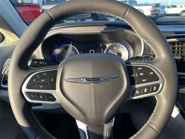 Used 2023 Chrysler Pacifica Touring-L image 16