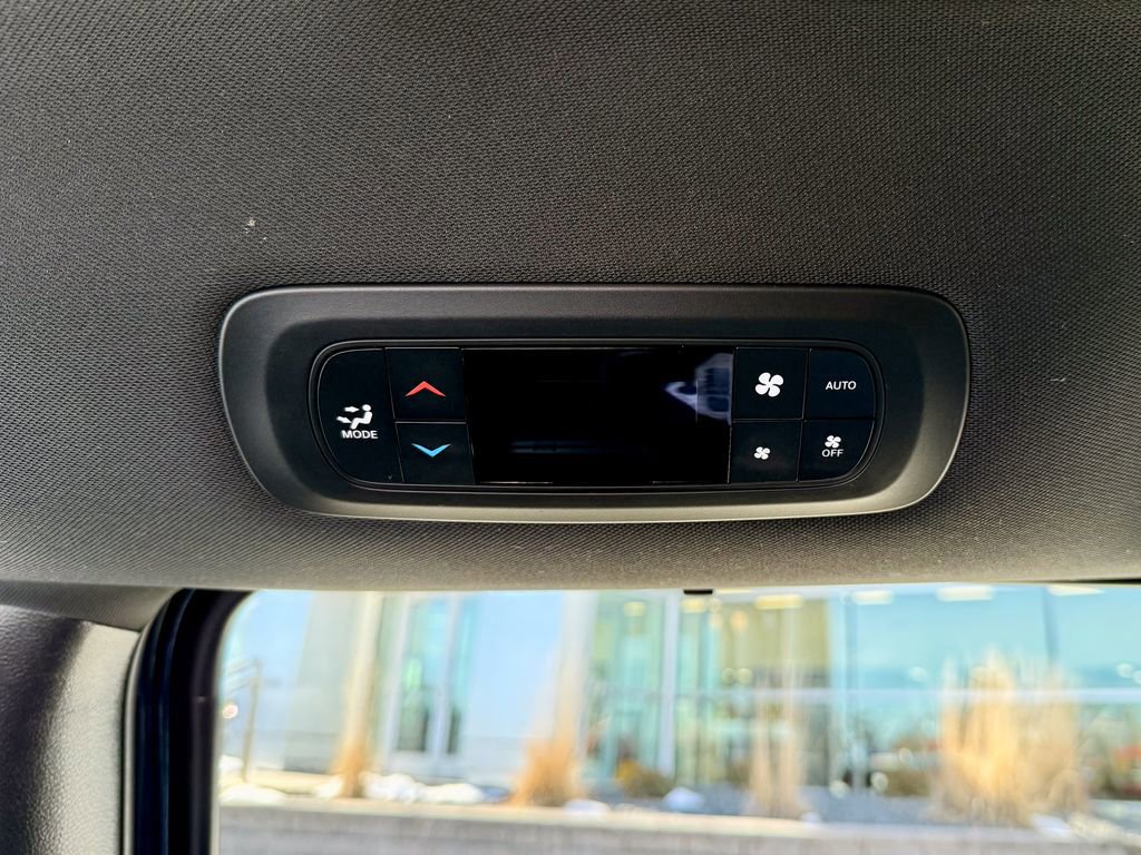 Used 2025 Chrysler Pacifica Select image 35