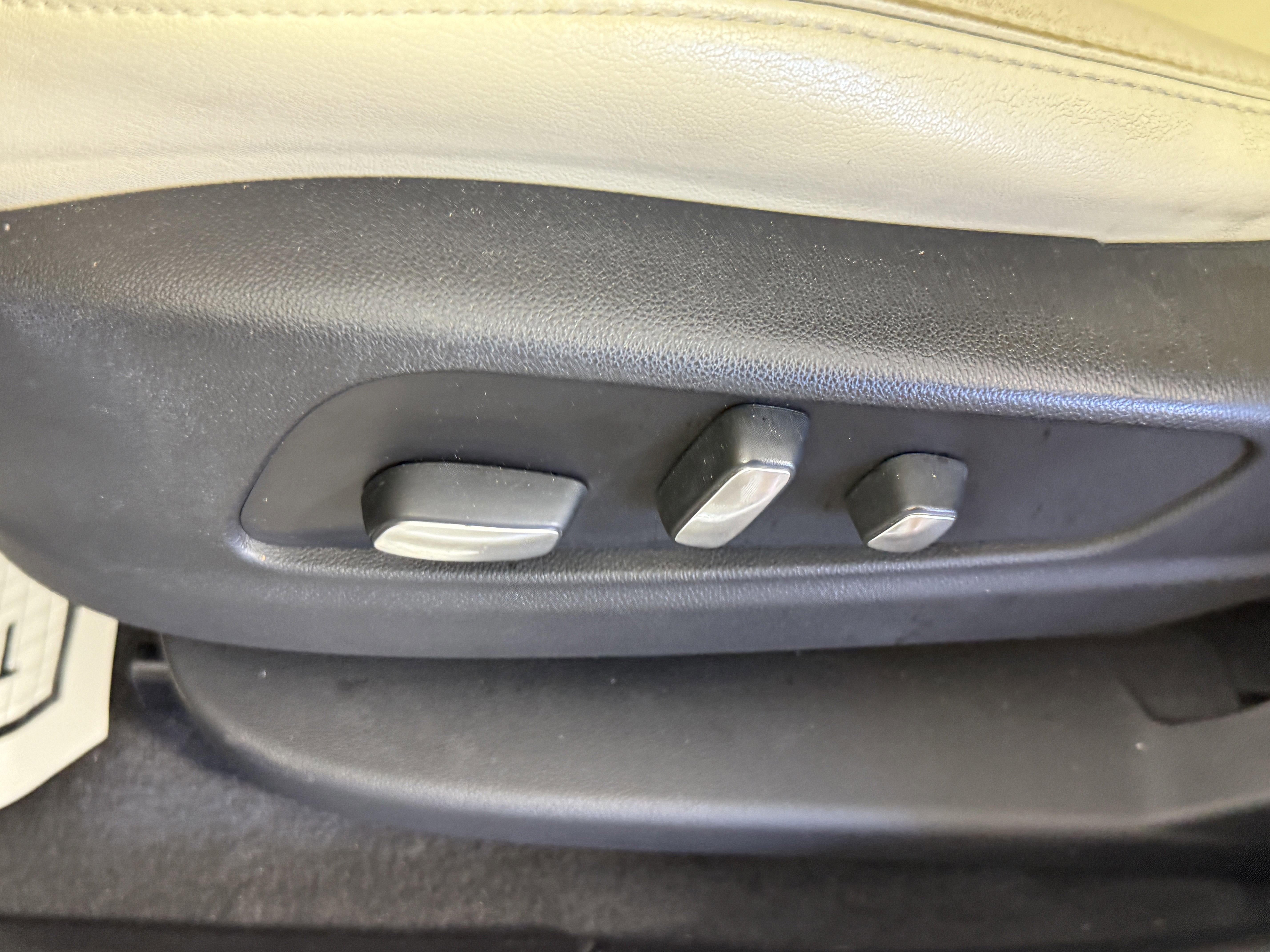 Used 2018 Cadillac XT5 Luxury w/ Driver Awareness Package image 18