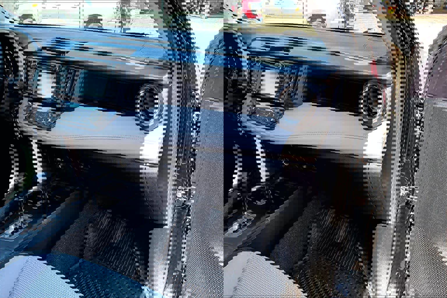 Used 2017 Toyota RAV4 XLE w/ All Weather Liner Package AWD/4WD image 21