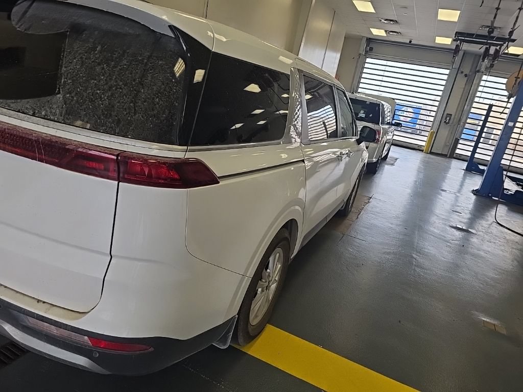 Used 2023 Kia Carnival LX FWD image 3