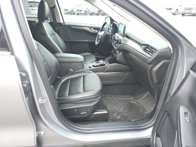 Certified 2022 Ford Escape Titanium AWD/4WD image 9