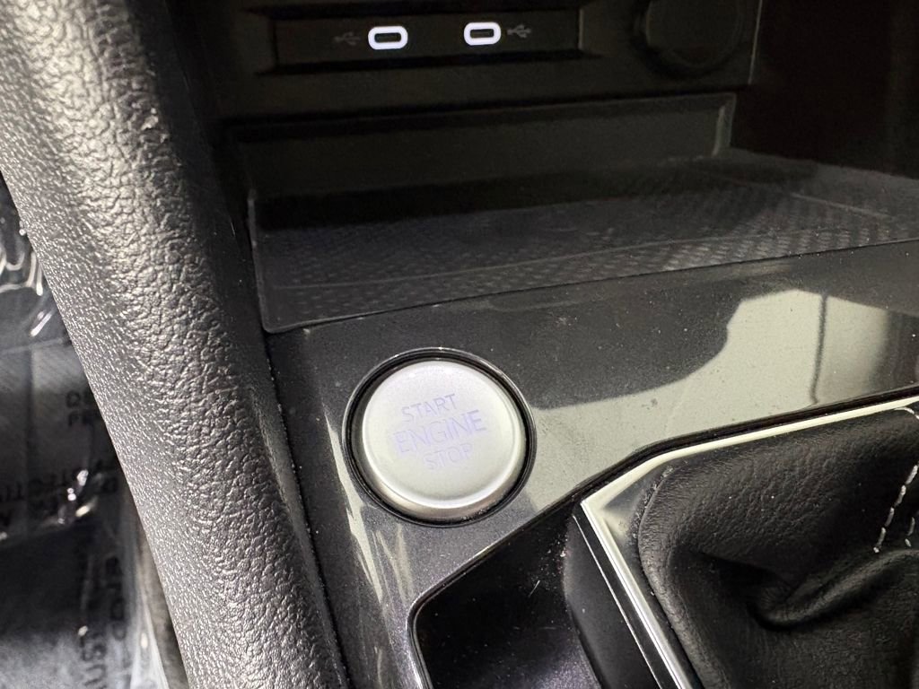 Used 2022 Volkswagen Tiguan SE w/ Panoramic Sunroof Package image 23