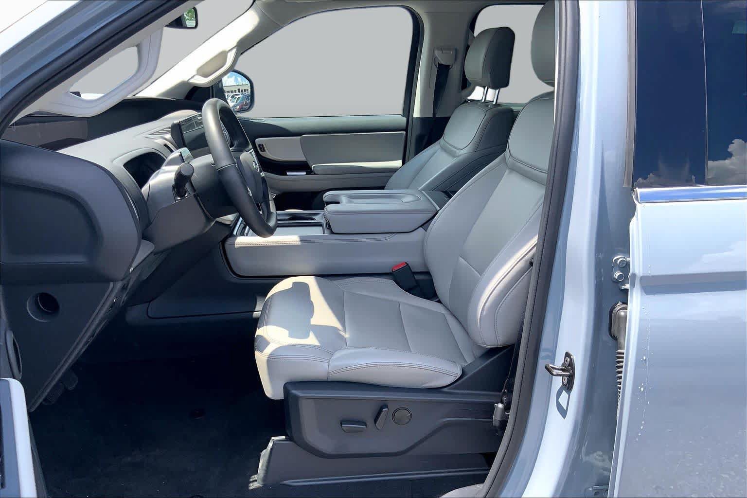 Certified 2025 Ford Expedition Active AWD/4WD image 8