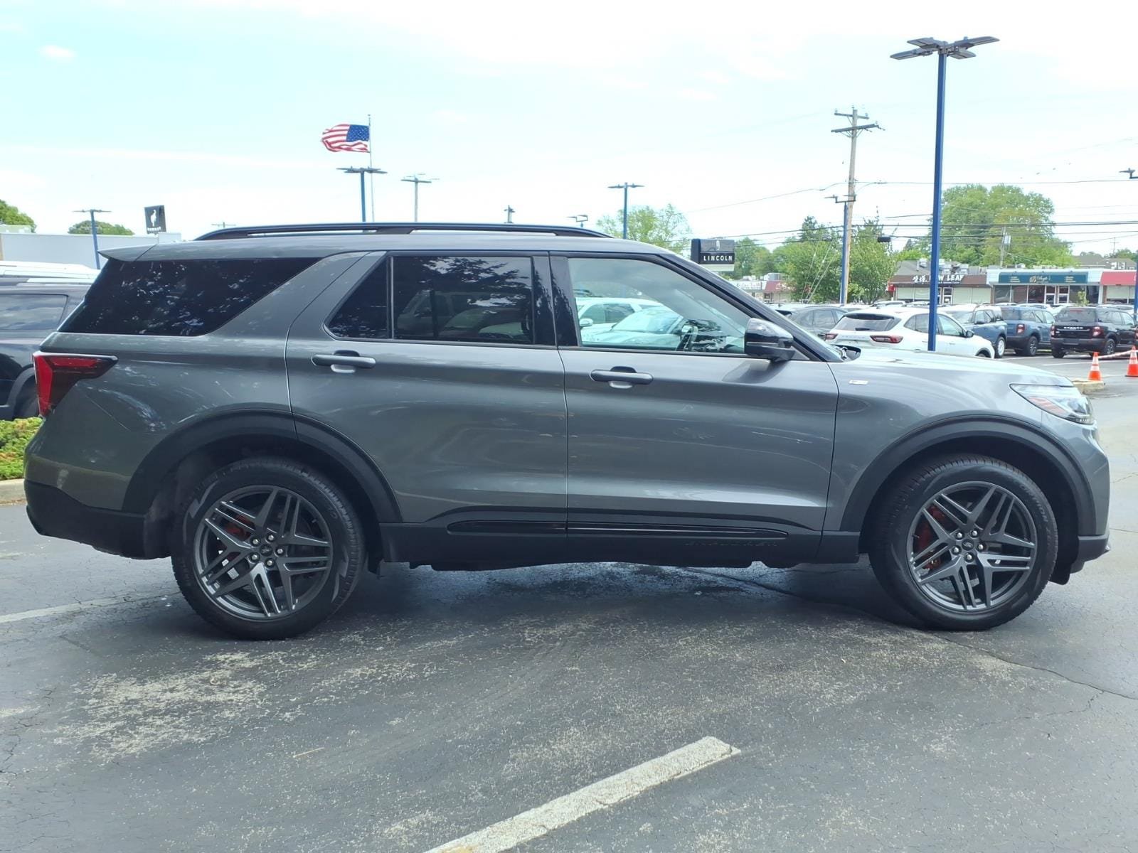 Certified 2025 Ford Explorer ST-Line w/ ST-Line Street Pack AWD/4WD image 3