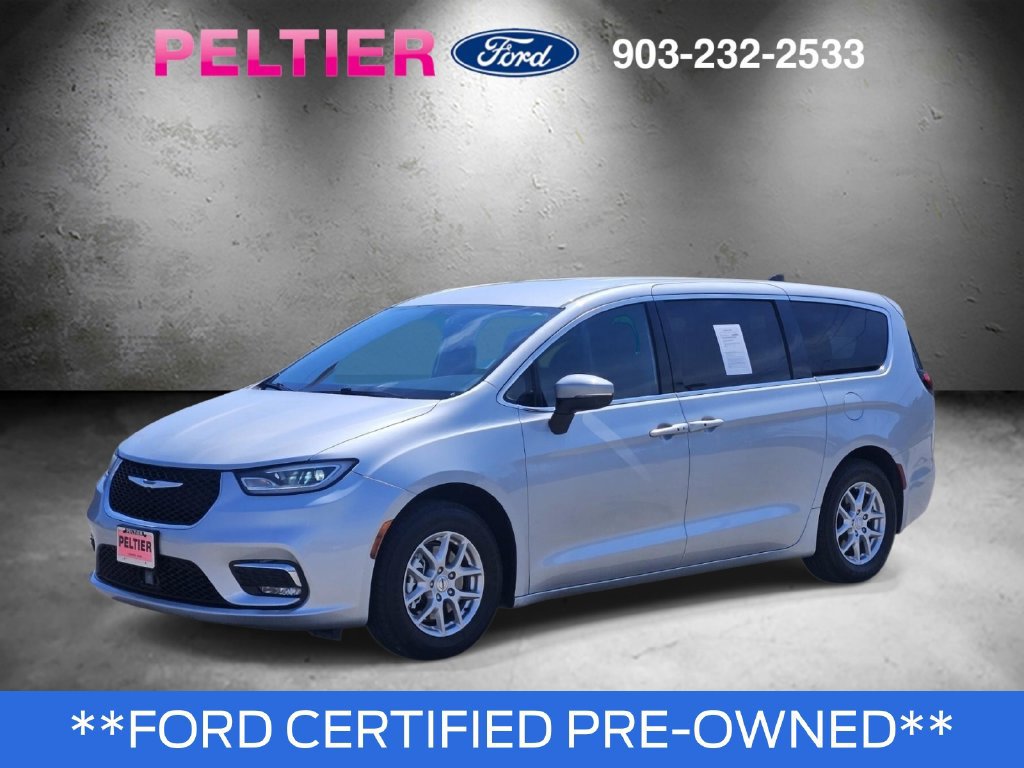 Used 2023 Chrysler Pacifica Touring FWD image 3